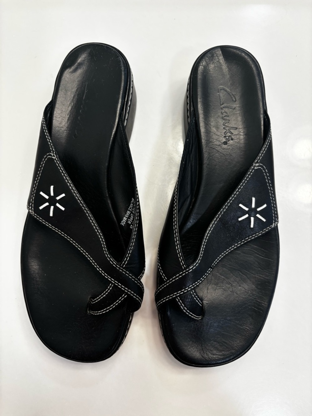 Clarks Black Leather Women’s Cross-Strap Slide Sandals, Y2K